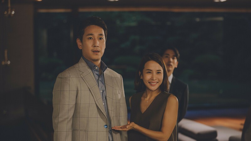 悪気のない残酷さを見せつけるパク夫妻（映画「パラサイト 半地下の家族」より）